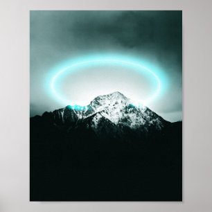 Schneebedeckter Berg mysteriöses blaues Neonlicht Poster