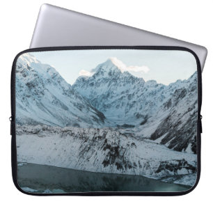 SCHNEEBEDECKTER BERG NAHE EINEM GEWÄSSER LAPTOPSCHUTZHÜLLE