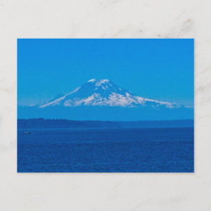 Schneebedeckter Berg über blauem Wasser  Postkarte