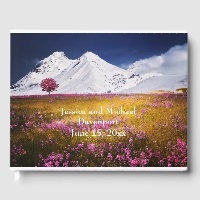 Schneebedeckter Berg und Blume Hochzeit
