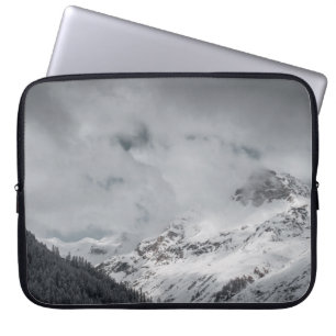 SCHNEEBEDECKTER BERG UNTER BEWÖLKTEM HIMMEL WÄHREN LAPTOPSCHUTZHÜLLE
