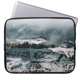 SCHNEEBEDECKTER BERG UNTER BEWÖLKTEM HIMMEL WÄHREN LAPTOPSCHUTZHÜLLE