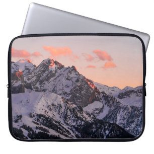 SCHNEEBEDECKTER BERG UNTER BEWÖLKTEM HIMMEL WÄHREN LAPTOPSCHUTZHÜLLE