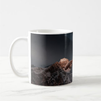 SCHNEEBEDECKTER BERG UNTER BLAUEM HIMMEL BEI TAGES KAFFEETASSE