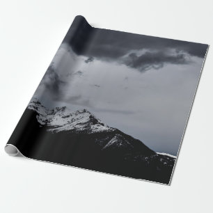 SCHNEEBEDECKTER BERG UNTER DRAMATISCHEN WOLKEN GESCHENKPAPIER