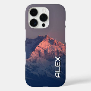 Schneebedeckter Berg unter dunklem Himmel iPhone 16 Pro Hülle