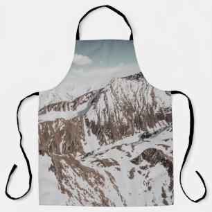 SCHNEEBEDECKTER BERG UNTER WEISSEN WOLKEN WÄHREND SCHÜRZE