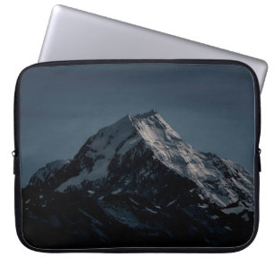 SCHNEEBEDECKTER BERG WÄHREND DER NACHTZEIT LAPTOPSCHUTZHÜLLE