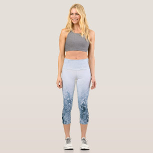 Schneebedeckter Buchenwald im Nebel Capri Leggings