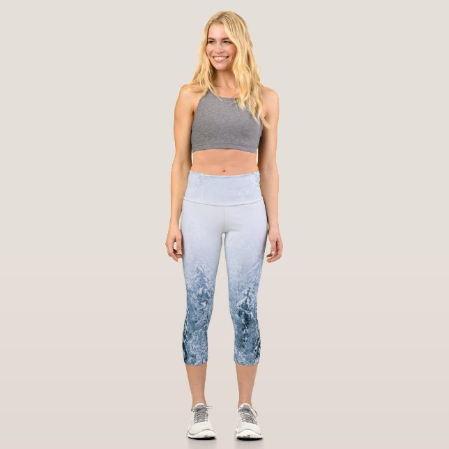 Schneebedeckter Buchenwald im Nebel Capri Leggings (Vorderseite)