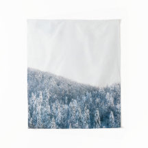 Schneebedeckter Fichtenwald