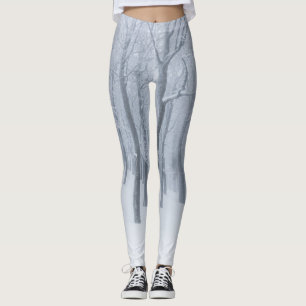 Schneebedeckter gefrorener Wald im Winter Leggings