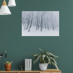 Schneebedeckter gefrorener Wald im Winter Poster