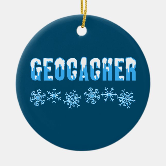Schneebedeckter Geocacher Keramik Ornament (Vorne)