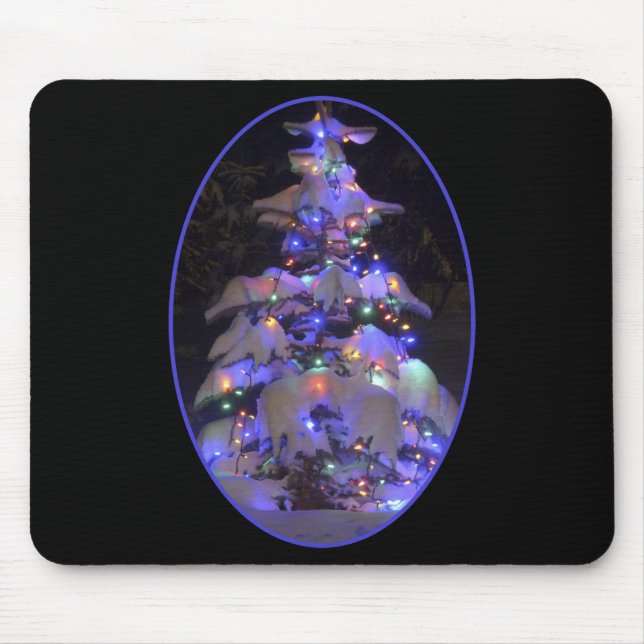 Schneebedeckter, hellblauer Weihnachtsbaum Mousepad (Vorne)