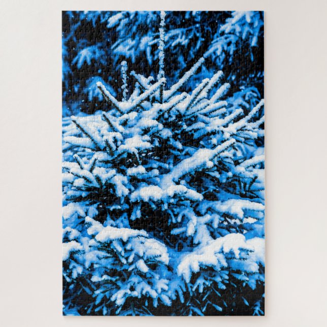 Schneebedeckter junger Spruce-Baum Puzzle (Vertikal)