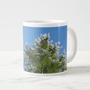 Schneebedeckter Pinienbaum auf blauem Himmel Jumbo-Tasse