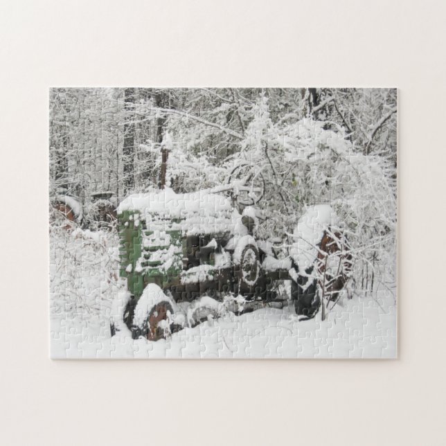 Schneebedeckter Traktor Parkplatz bei Wäldern Puzzle (Horizontal)