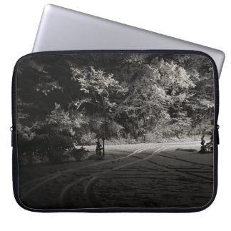 Schneebedeckter Wald bei Nacht Laptopschutzhülle