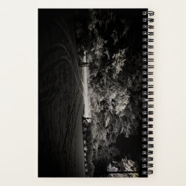 Schneebedeckter Wald bei Nacht Notizbuch