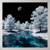 Schneebedeckter Wald und ruhiger See unter Himmel