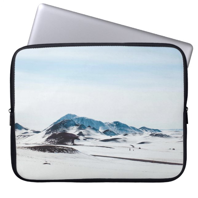 SCHNEEBEDECKTES LAND WÄHREND DER TAGESZEIT LAPTOPSCHUTZHÜLLE (Vorderseite)