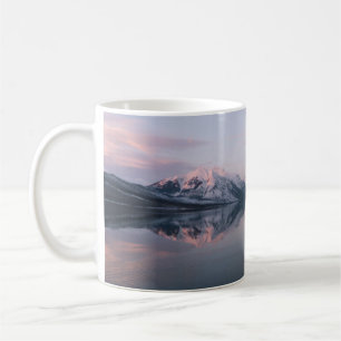 SCHNEEBERG IN DER NÄHE DES SEES WÄHREND DES TAGES KAFFEETASSE