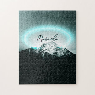 Schneeberg mysteriös blaues Neonlicht-Monogramm Puzzle