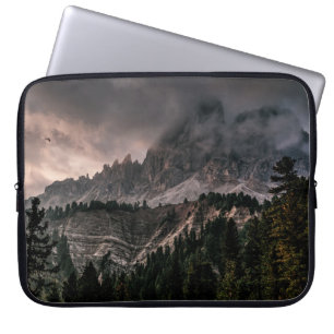 SCHNEEBERG WÄHREND DER GRAUEN SCHÖNEN SKIEN LAPTOPSCHUTZHÜLLE