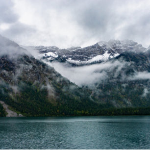Schneeberge im Nebel am Plansee Duschvorhang