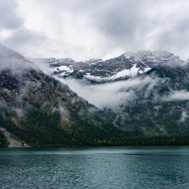 Schneeberge im Nebel am Plansee Duschvorhang (Von Creator hochgeladen)