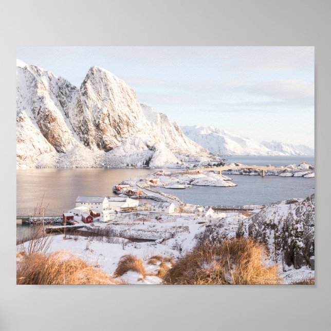 Schneeberge Rustikales Haus downloadbare Poster (Vorne)