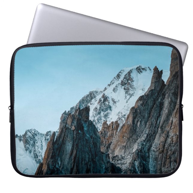 SCHNEEBERGE WÄHREND DES TAGES LAPTOPSCHUTZHÜLLE (Vorderseite)