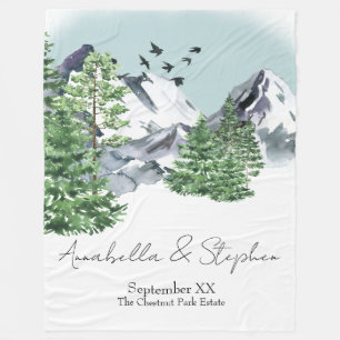 Schneebewaldete Landschaft mit Pinienwäldern Fleecedecke