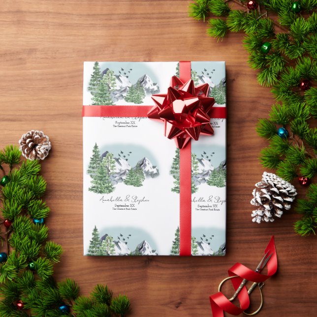 Schneebewaldete Landschaft mit Pinienwäldern Geschenkpapier (Feiertagsgeschenk)