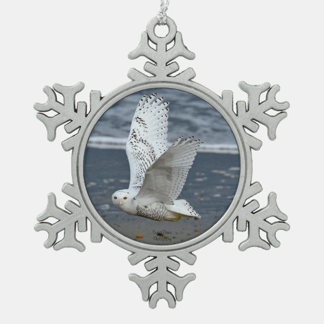 Schneeeule am Strand  Schneeflocken Zinn-Ornament (Vorderseite)