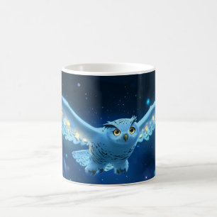 Schneeeule fliegt am nächtlichen Himmel. Kaffeetasse