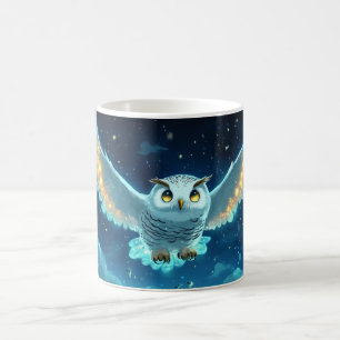 Schneeeule fliegt am nächtlichen Himmel. Kaffeetasse