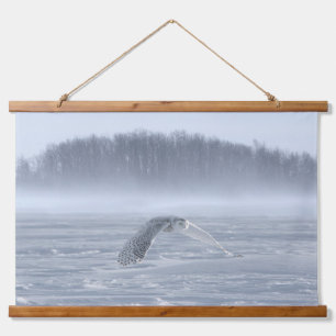 Schneeeule fliegt im Winter Wandteppich Mit Holzrahmen