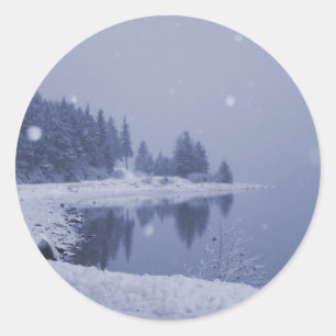Schneefall an der Küste Runder Aufkleber