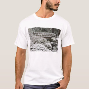 Schneefall im Japanischen Garten Portland, T-Shirt