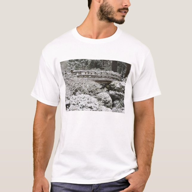 Schneefall im Japanischen Garten Portland, T-Shirt (Vorderseite)