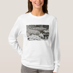 Schneefall im Japanischen Garten Portland, T-Shirt