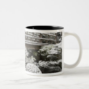 Schneefall im Portland Japanese Garden, Zweifarbige Tasse