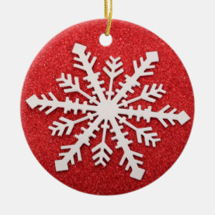 Schneeflocke auf rotem Weihnachtsschmuck