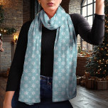 Schneeflocke Blau und weiße Weihnachten Schal<br><div class="desc">Genießen Sie die Wintersaison mit diesem eleganten, blau-weißen Weihnachtsschal mit einem zarten Schneeflockenmuster. Der zeitlose blaue Hintergrund und die kontrastierenden weißen Schneeflocken schaffen ein elegantes und vielseitiges Aussehen, das jedes Urlaubsgefühl ergänzt. Dieser Schal aus leichtem Chiffon verleiht Ihrem Wintergarten eine Touch von Eleganz und Komfort. Dieser Schal eignet sich perfekt...</div>