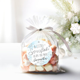 Schneeflocke ist auf dem Weg Babydusche Runder Aufkleber