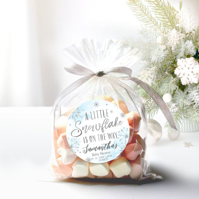 Schneeflocke ist auf dem Weg Babydusche Runder Aufkleber (Von Creator hochgeladen)