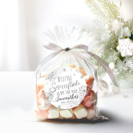 Schneeflocke ist auf dem Weg Babydusche Runder Aufkleber