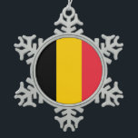 Schneeflocke mit belgischer Flagge Schneeflocken Zinn-Ornament<br><div class="desc">Erleben Sie Ihre Urlaubssaison mit unserem exquisiten Schneeflocke mit der Flagge Belgiens! Dieses mit viel Liebe zum Detail gestaltete Ornament ist mehr als nur eine Dekoration; es ist eine Feier der reichen Geschichte Belgiens, des kulturellen Erbes und des Nationalstolzes. Das symbolträchtige, schwarz, gelb und rot-farbene Design der Fahne symbolisiert Stärke,...</div>